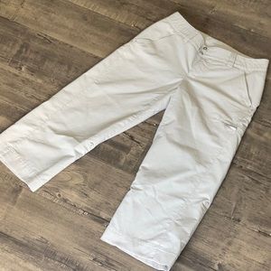 Women’s hiking capris.